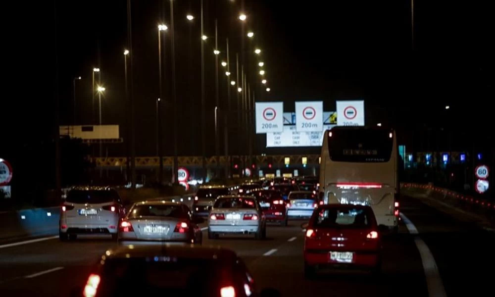 "Κυκλοφοριακό έμφραγμα" στην Αθηνών-Λαμίας εξαιτίας φωτιάς σε ΙΧ